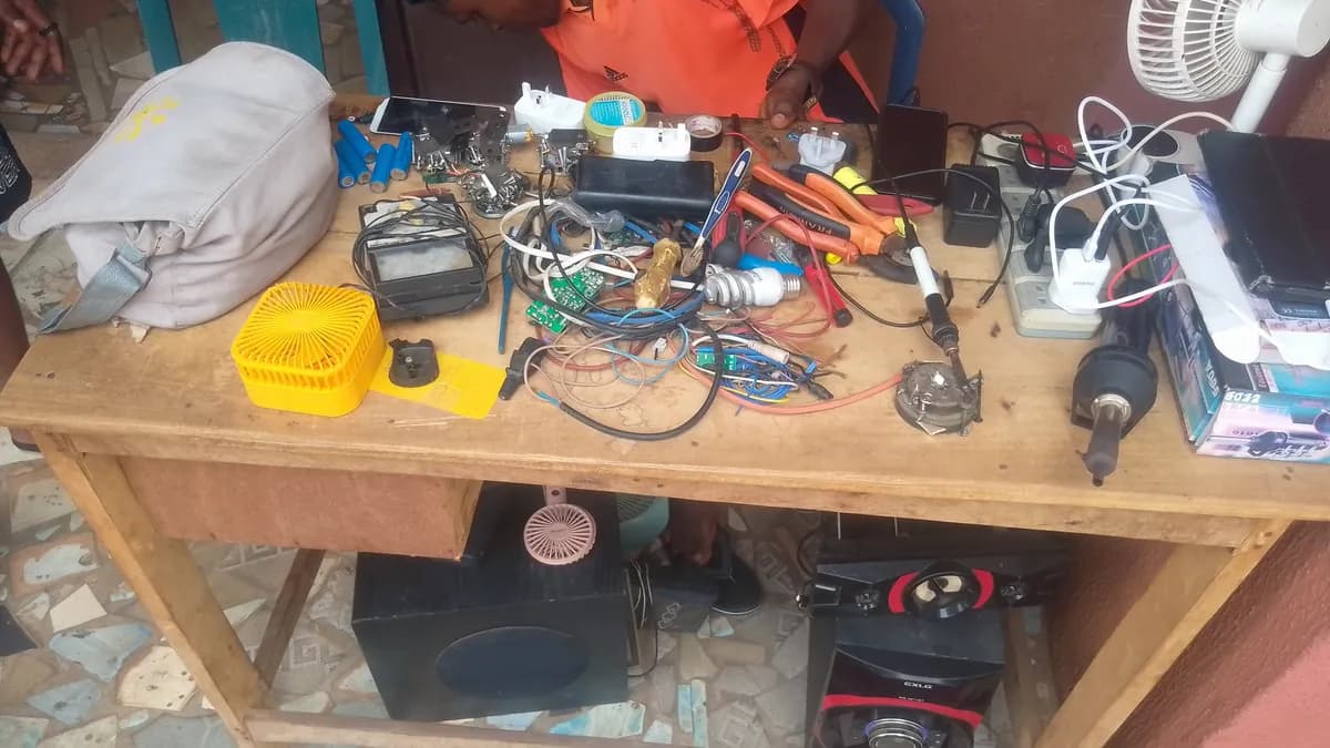 Meja kerja teknisi perbaikan software dan perangkat Android